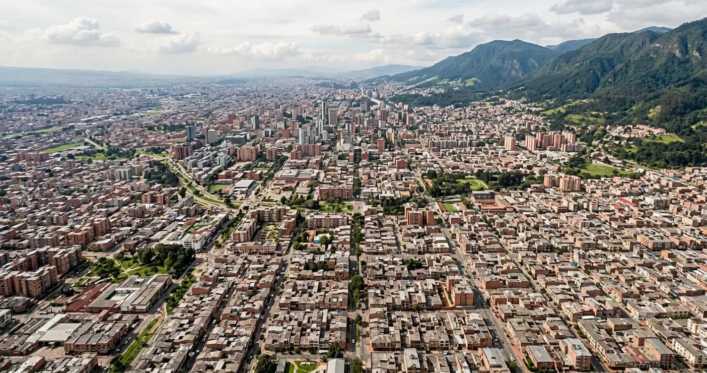 Vista aérea panorámica de Bogotá con los cerros orientales al fondo