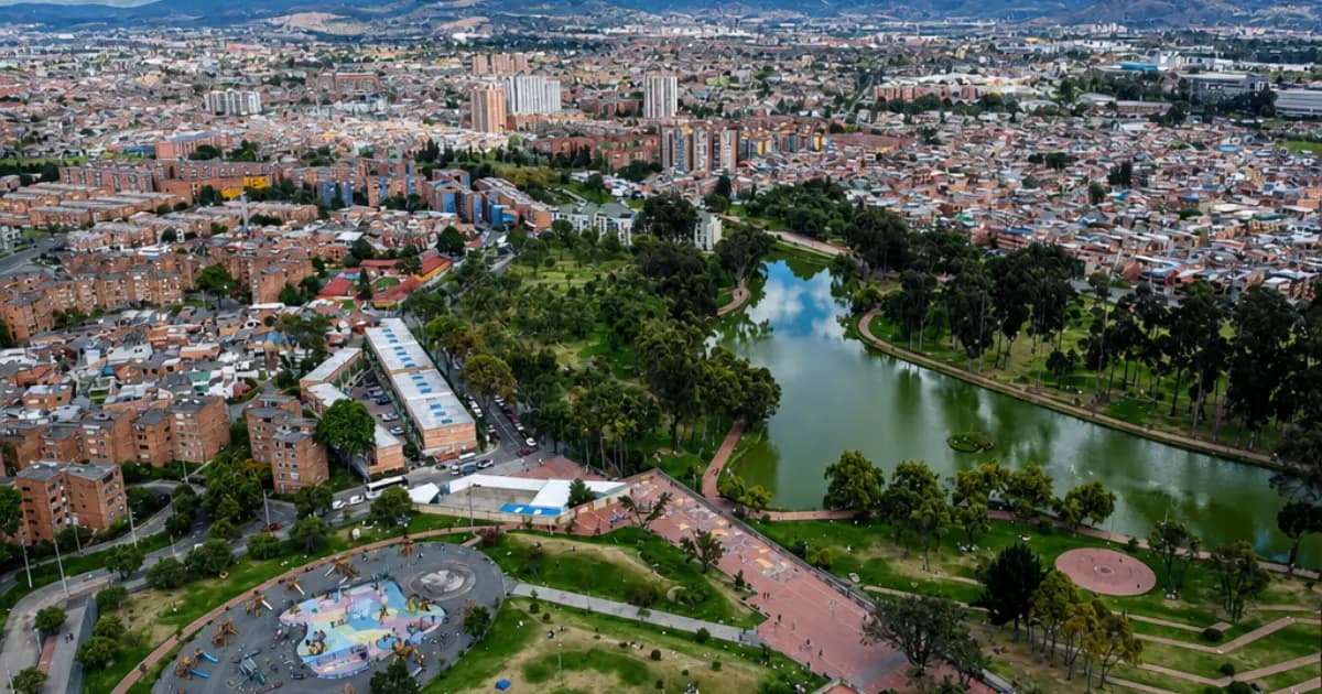 Vista aérea del Parque Timiza, con su lago característico rodeado de senderos y zonas verdes