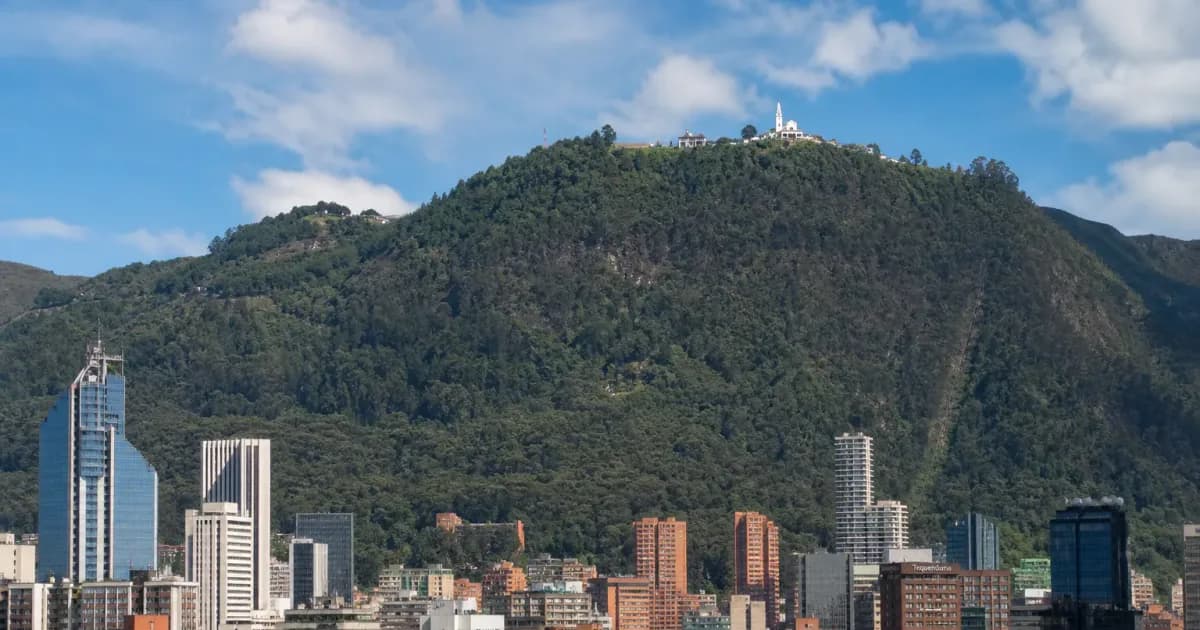 Vista del Cerro de Monserrate en Bogotá desde el sector de Centro Internacional