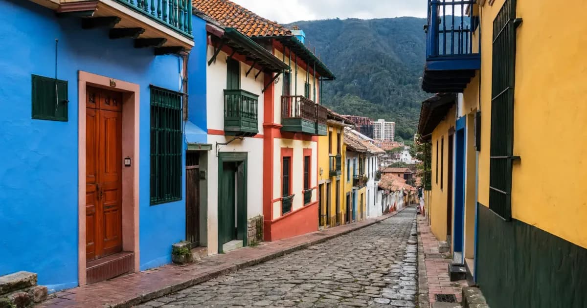 Calle empedrada de La Candelaria en Bogotá con casas coloniales de balcones de colores
